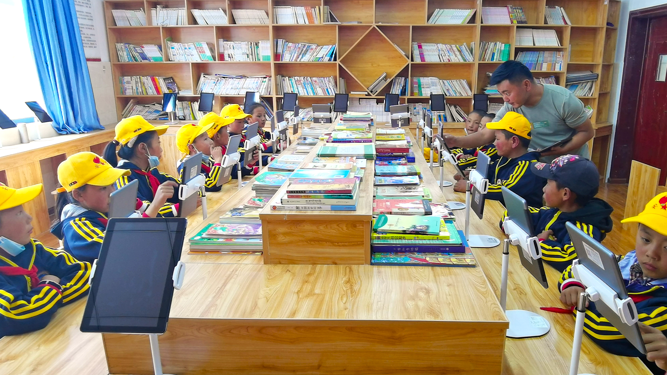 ͼΪ×ðÁú¿Ê±Ô®½¨µÄÄáÎÝÏçÖÐÐÄСѧµç×ÓͼÊéÊÒ