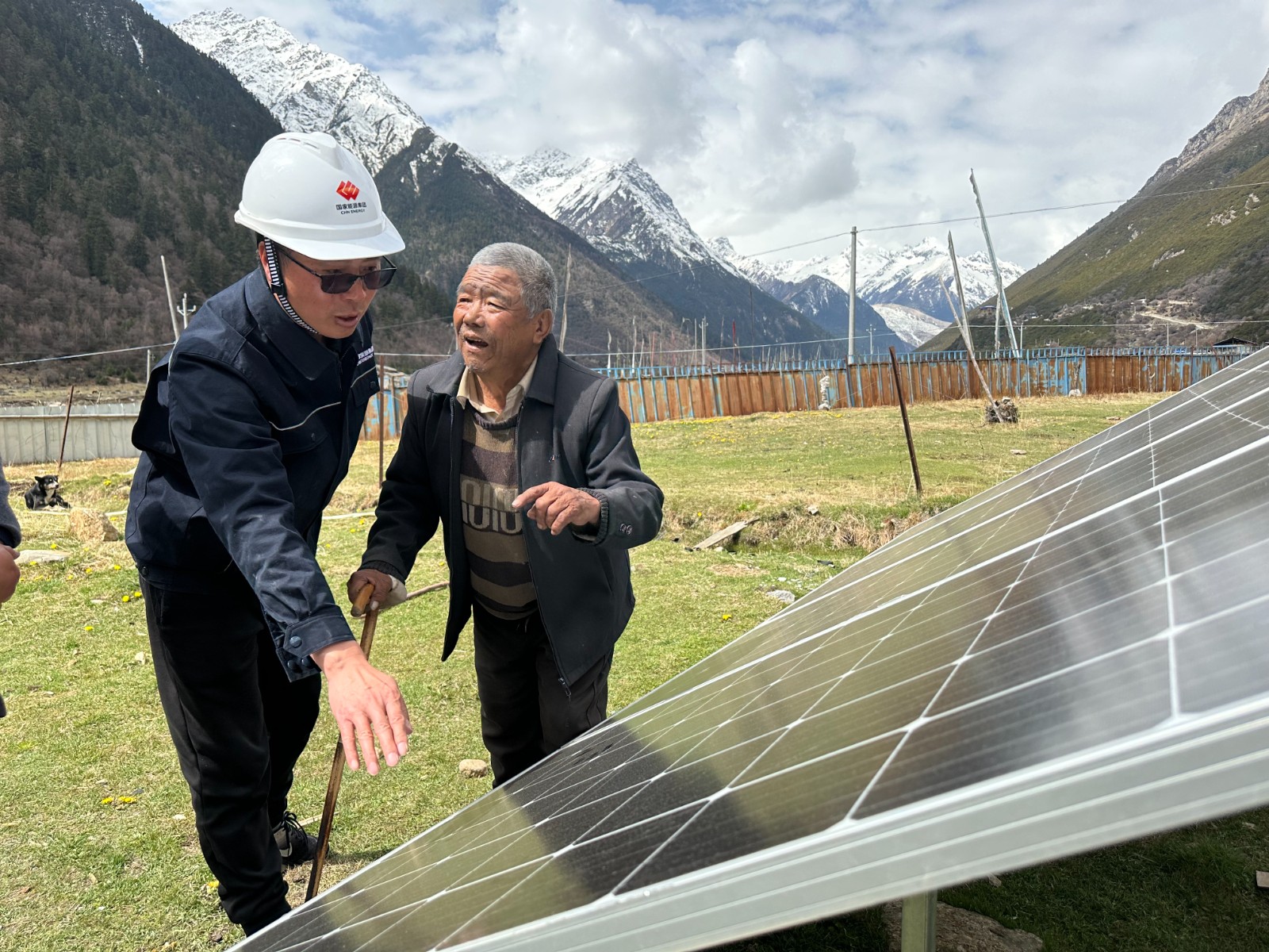 ͼΪÎ÷²Ø¹«Ë¾×¤´åÊÂÇé¶ÓÔ±ÏòÈøÍú´å´åÃñ½â˵¹â·ü·¢µçÔÀí