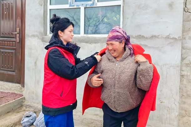 ͼΪ×ÔÔ¸ÕßΪ´åÃñÊÔÒ·þ