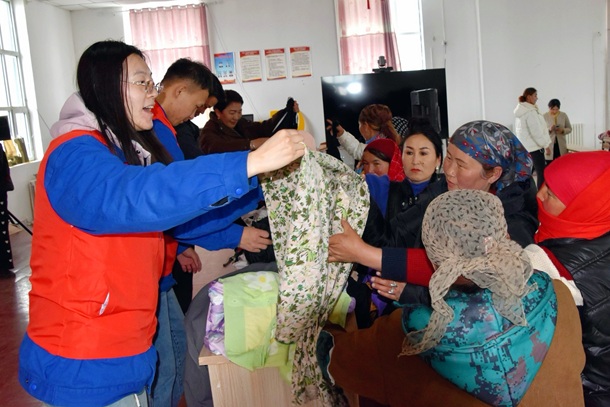 ͼΪ×ÔÔ¸ÕßΪ´åÃñÌôѡҷþ