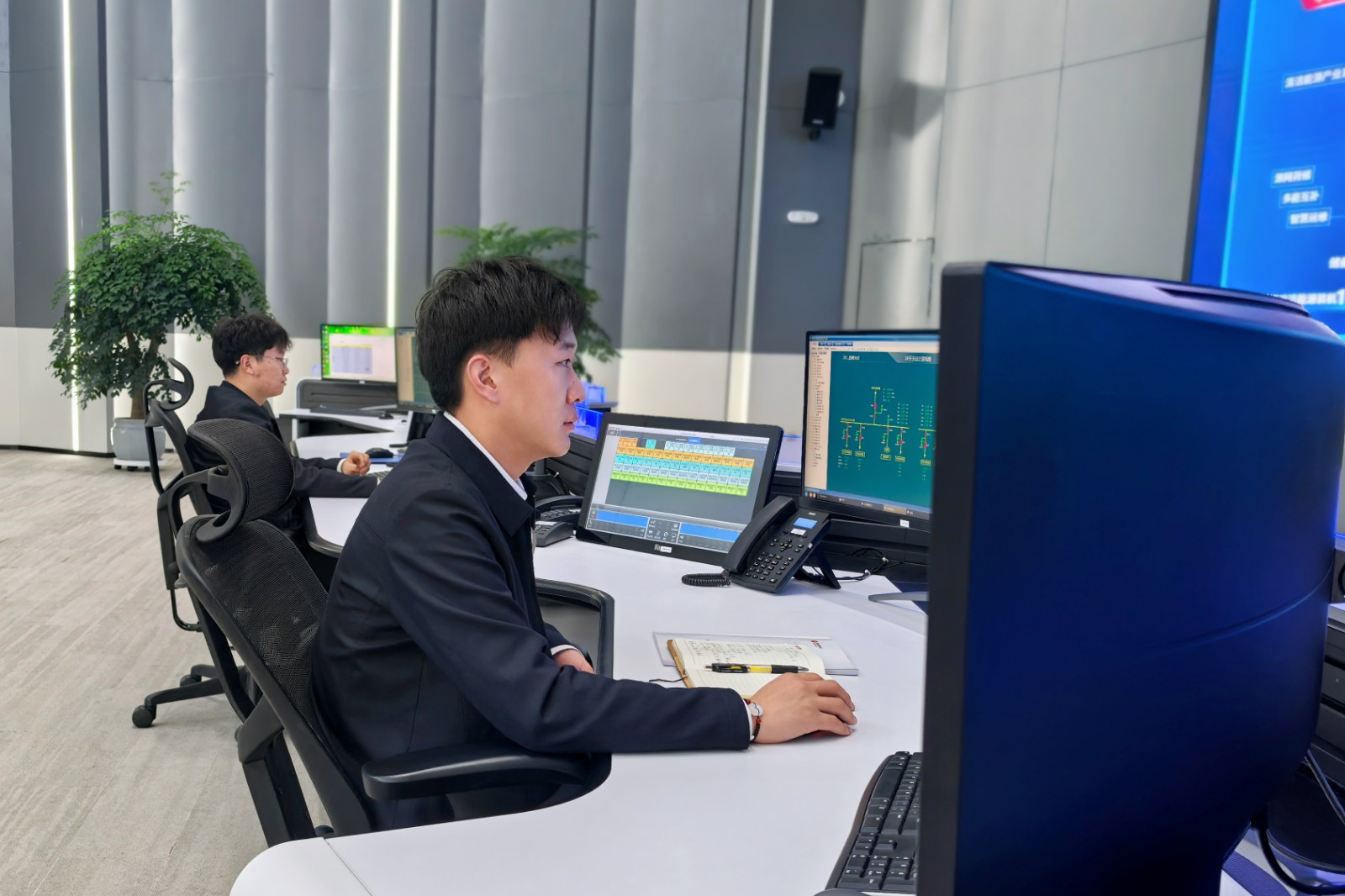 图为指挥中心职员正在监控新接入场站生产数据