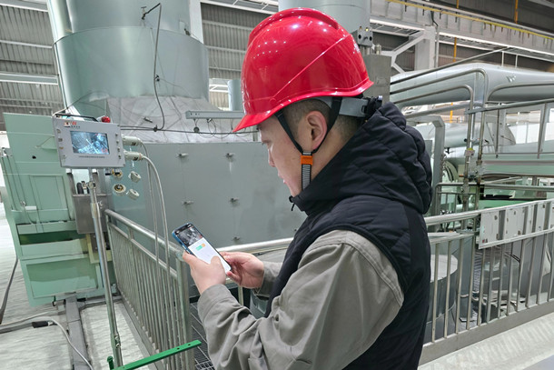 图为现场监护职员通过手机APP监护受限空间内作业情形-修改版